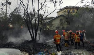 Tempat Penampungan Barang Bekas di Jalan Rimba Kemuning Palembang Terbakar