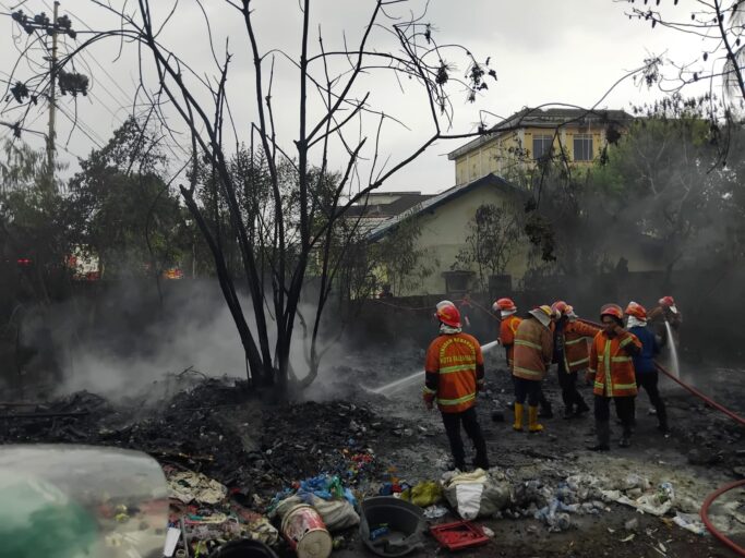 Tempat Penampungan Barang Bekas di Jalan Rimba Kemuning Palembang Terbakar