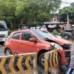 Honda Brio Hantam Pembatas Jalan Angkatan 45