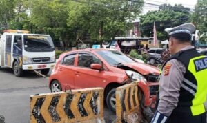 Honda Brio Hantam Pembatas Jalan Angkatan 45