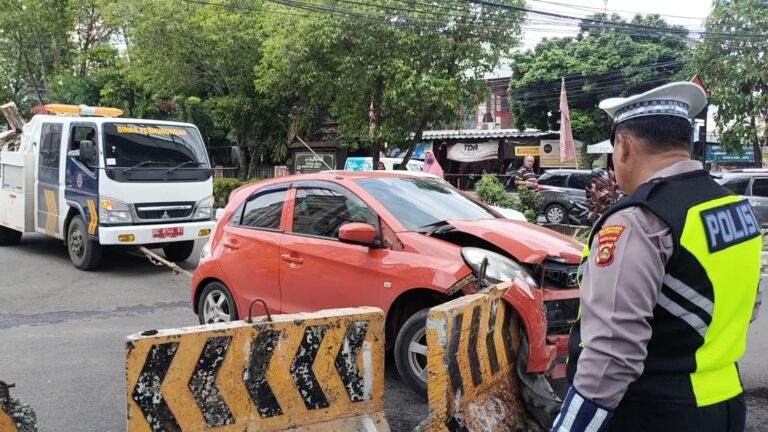 Honda Brio Hantam Pembatas Jalan Angkatan 45