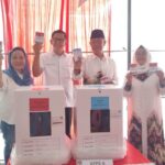 Kompak, Lucianty-Syaparuddin Bareng Keluarga Nyoblos di TPS 001 Sekayu