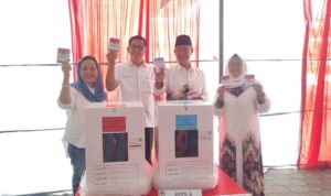 Kompak, Lucianty-Syaparuddin Bareng Keluarga Nyoblos di TPS 001 Sekayu