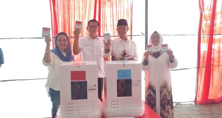 Kompak, Lucianty-Syaparuddin Bareng Keluarga Nyoblos di TPS 001 Sekayu