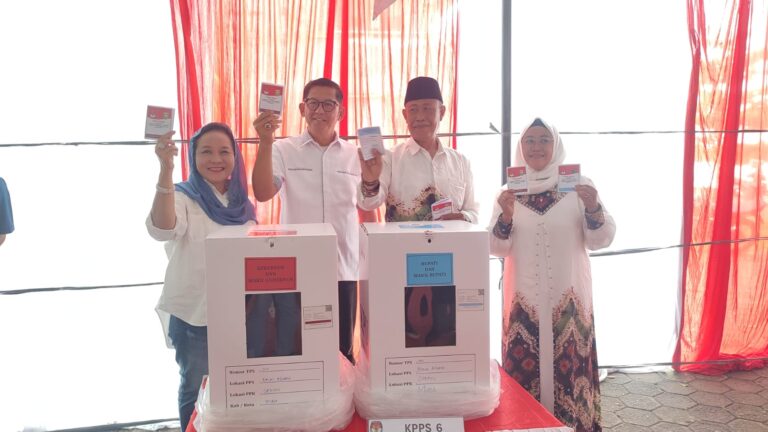 Kompak, Lucianty-Syaparuddin Bareng Keluarga Nyoblos di TPS 001 Sekayu