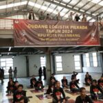 Datangi Gudang Logistik, Ketua Bawaslu Palembang Awasi Langsung Proses Pelipatan Surat Suara