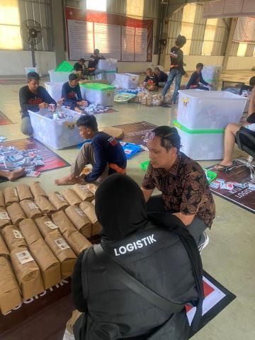 Rutinkan Pengawasan Logistik, Bawaslu Palembang Terjunkan Tim Pengawasan Penyortiran Surat Suara