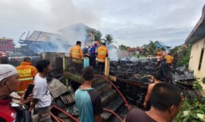 Bedeng 4 Pintu dan Dua Rumah Panggung di Lorong Kedukan Terbakar