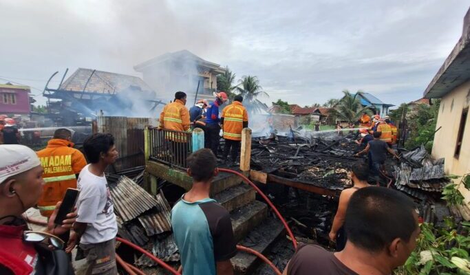 Bedeng 4 Pintu dan Dua Rumah Panggung di Lorong Kedukan Terbakar