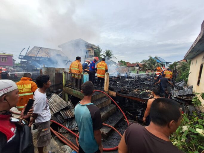 Bedeng 4 Pintu dan Dua Rumah Panggung di Lorong Kedukan Terbakar