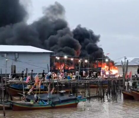 Empat Perahu Pompong Nelayan di Desa Sungsang Ludes Terbakar