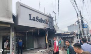 Warung Kaki Lima di Jalan Sumpah Pemuda Terbakar, Sambar Butik La Sabelle