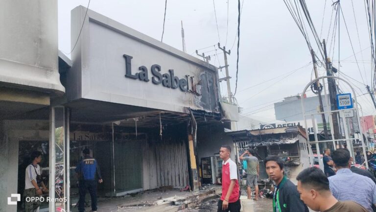 Warung Kaki Lima di Jalan Sumpah Pemuda Terbakar, Sambar Butik La Sabelle