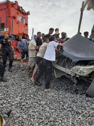 KA Rajabasa Hantam Toyota Rush, Satu Orang Tewas