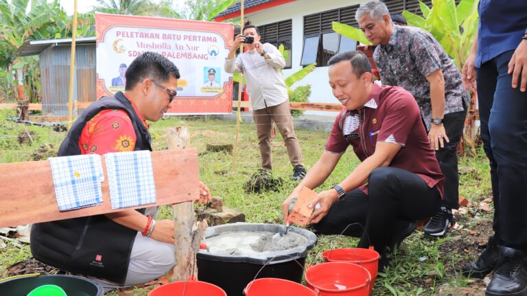 Amri Kirim 140 Sak Semen Guna Bangun Musala SD Negeri 236