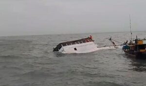 Kapal KLM Pelita Harapan Indah, 6 Orang Terombang-ambing di Tengah Laut