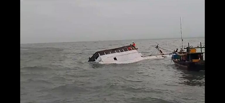 Kapal KLM Pelita Harapan Indah, 6 Orang Terombang-ambing di Tengah Laut