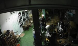 Terekam CCTV, Pelaku Curanmor Gasak Motor di Kosan Jalan Srijaya Negara