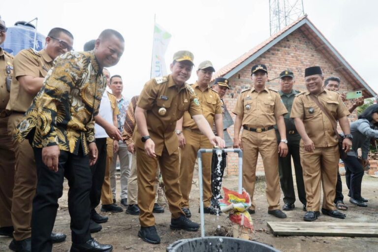 Resmikan Kampung Madani Serat Nanas Desa Bunut Kabupaten Muara Enim