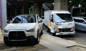 Lakalantas Beruntun di Jalan Angkatan 45, Mobil Box Tabrak Outlander