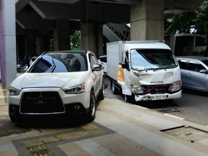 Lakalantas Beruntun di Jalan Angkatan 45, Mobil Box Tabrak Outlander