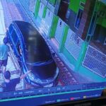 Honda Mobilio Terekam CCTV Melindas Bentangan Sajadah untuk Salat Jumat