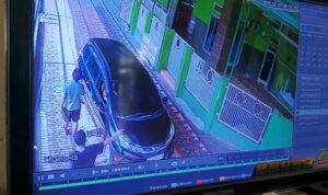 Honda Mobilio Terekam CCTV Melindas Bentangan Sajadah untuk Salat Jumat