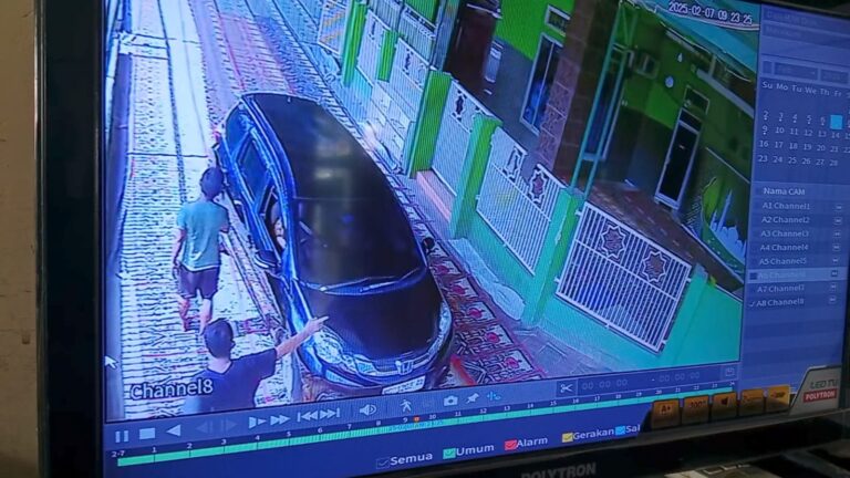 Honda Mobilio Terekam CCTV Melindas Bentangan Sajadah untuk Salat Jumat