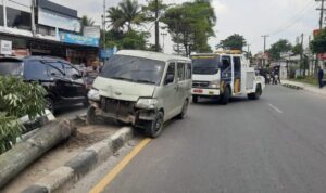 Daihatsu Grand Max Tabrak Pembatas Jalan Basuki Rahmat