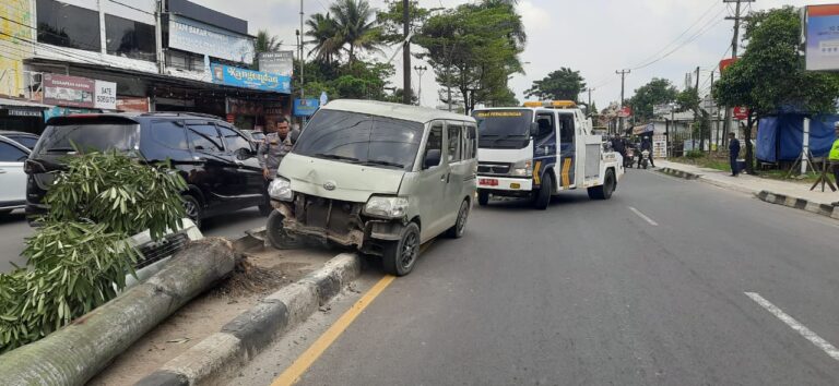 Daihatsu Grand Max Tabrak Pembatas Jalan Basuki Rahmat