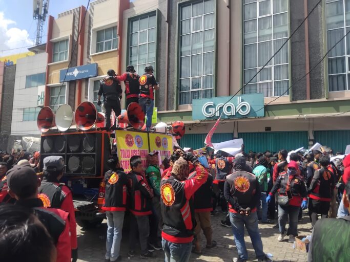 Ratusan Ojol di Palembang Geruduk Kantor Grab