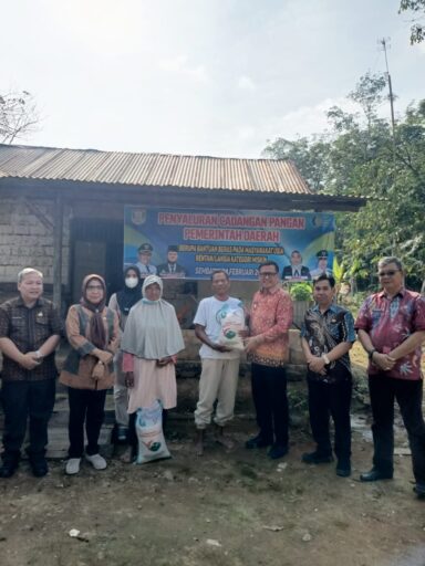 Ringankan Beban Masyarakat, Pj Bupati Banyuasin Salurkan Bantuan Cadangan Pangan Pemerintah Tahun 2025