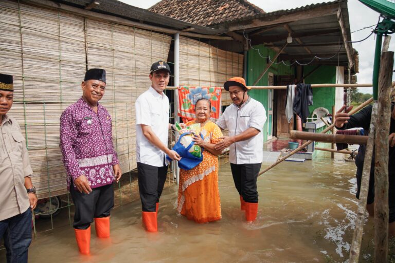 Baru Pulang Retret, Bupati dan Wabup OKI Tancap Gas Tinjau Warga Terdampak Banjir