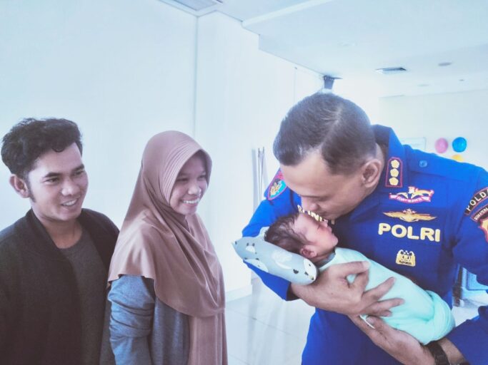 Ditpolairud Polda Sumsel Kerahkan Ambulance Apung, Bantu Ibu Hamil Melahirkan