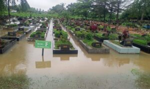 TPU Kebun Bunga Palembang Tenggelam Dikepung Banjir