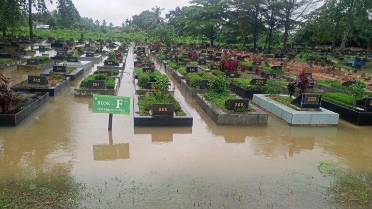 TPU Kebun Bunga Palembang Tenggelam Dikepung Banjir