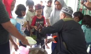 Bagikan Bubur Suro Gratis Jelang Buka Puasa