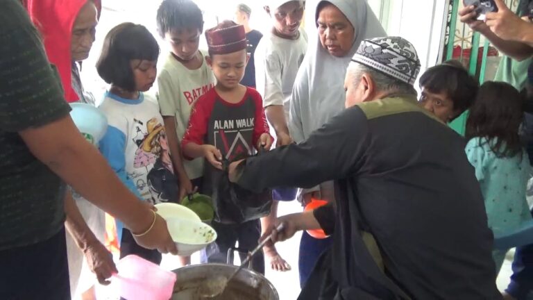 Bagikan Bubur Suro Gratis Jelang Buka Puasa