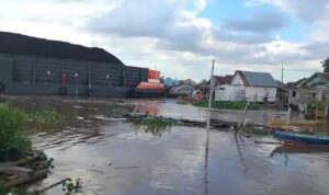 Tongkang Pengangkut Batubara Hantam Rumah Warga di Pinggiran Sungai Musi