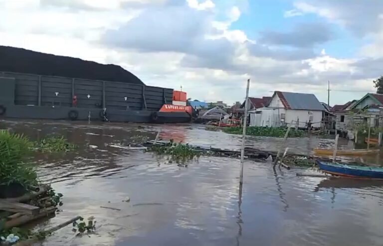 Tongkang Pengangkut Batubara Hantam Rumah Warga di Pinggiran Sungai Musi