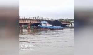 Tongkang Batubara Nyangkut di Jembatan Bentayan, KSOP Palembang Sebut Pengawasan Berada di BPTD Sumsel