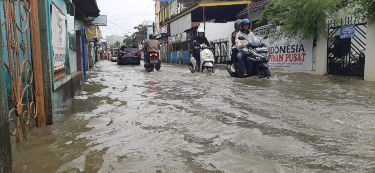 Hujan Semalaman, Palembang Dikepung Banjir