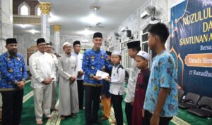 Bupati Muchendi Hadiri Peringatan Nuzulul Qur’an di Masjid Agung Sholihin