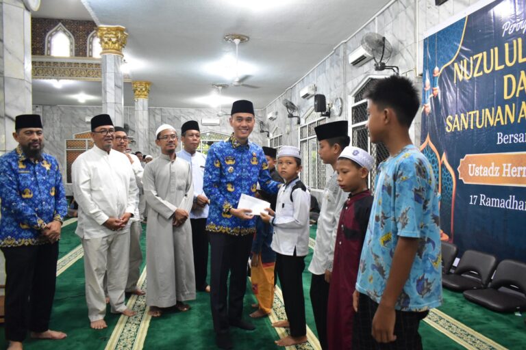 Bupati Muchendi Hadiri Peringatan Nuzulul Qur’an di Masjid Agung Sholihin