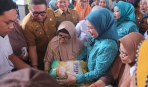 Pasar Murah di Karanganyar Ramai Diserbu Warga