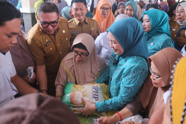 Pasar Murah di Karanganyar Ramai Diserbu Warga