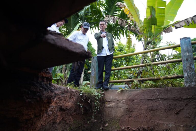 Gercep, Bupati Muchendi Cek Langsung Jembatan Rusak di Desa Kandis