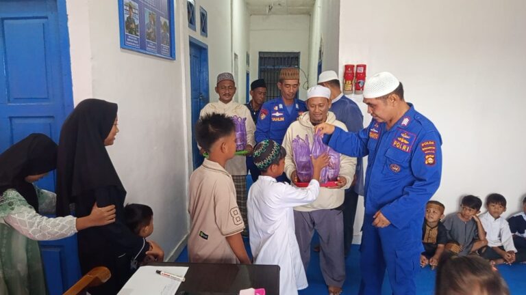 Polairud Pangkalan Sandar Upang Santuni Puluhan Anak Yatim