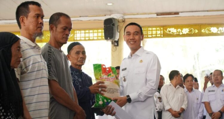 Bupati Muchendi Salurkan 1.129 Paket Beras ke Warga Kurang Mampu