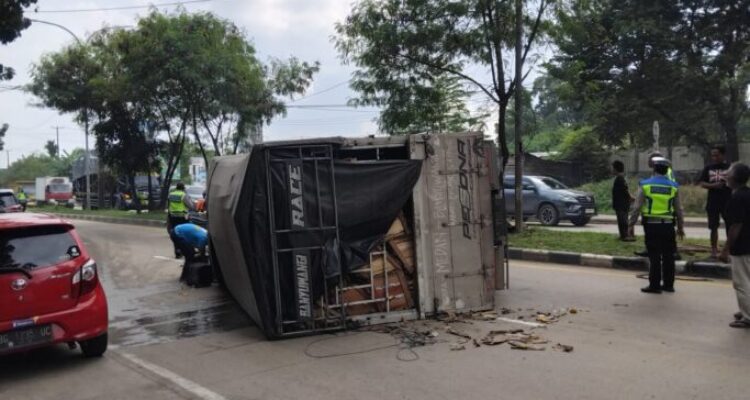 Hindari Mobil, Truk Muatan Jeruk Terguling di Jalan Soekarno Hatta